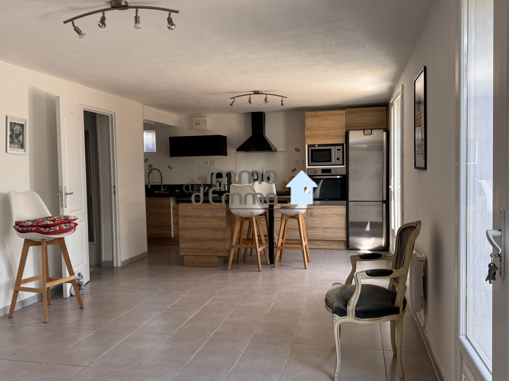 RDC logement 2 séjour cuisine US moderne équipée